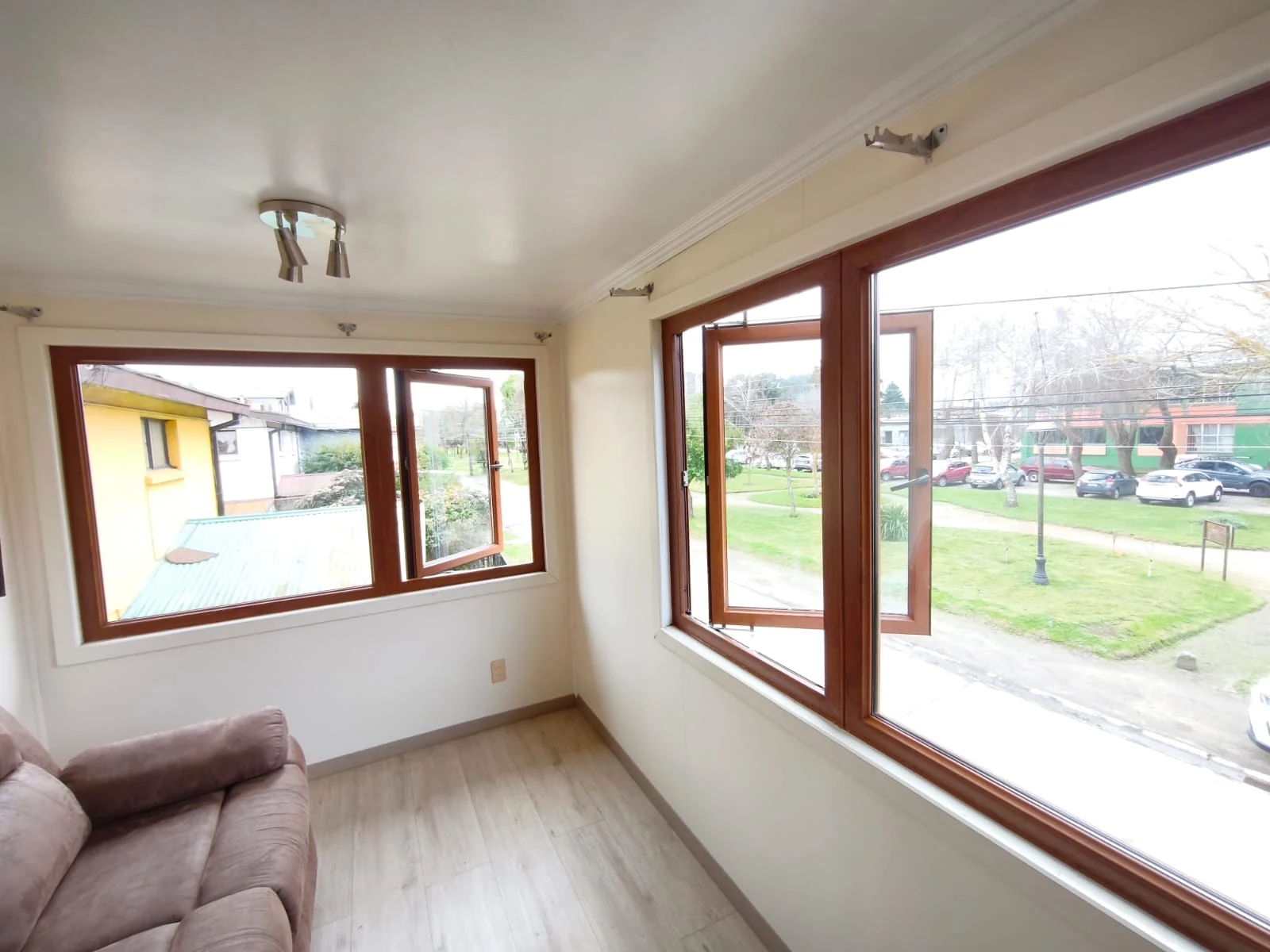 Trabajo real de MJ Construcciones: ventanales de PVC con acabado madera instalados en una vivienda