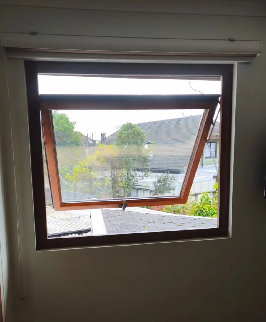 Ventana proyectante de PVC instalada mostrando su apertura