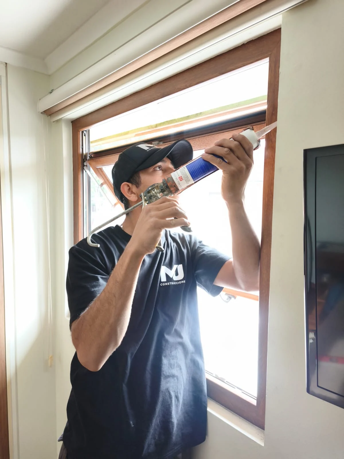 Instalación y sellado de ventana de PVC por equipo de MJ Construcciones